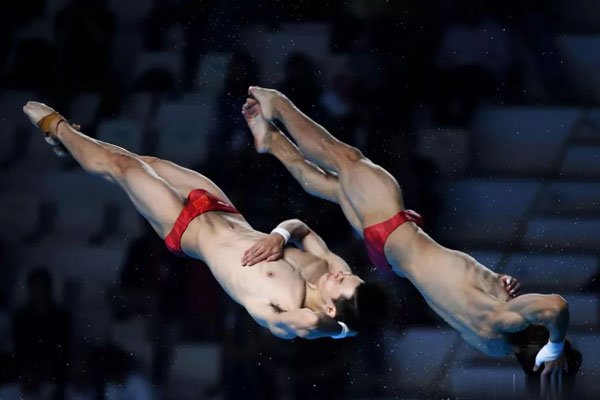 陈艾森为什么在跳水的时候总是勃起？