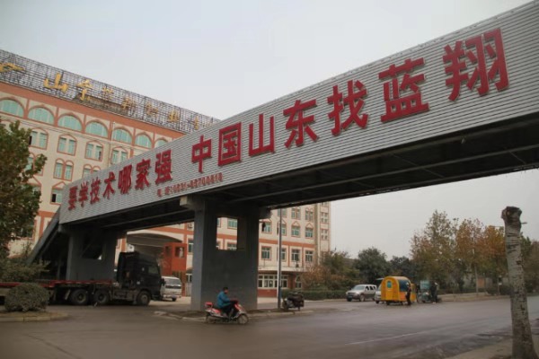 亲属称蓝翔校长前妻生活贫困，孔素英为何会遭到亲生女儿的举报？