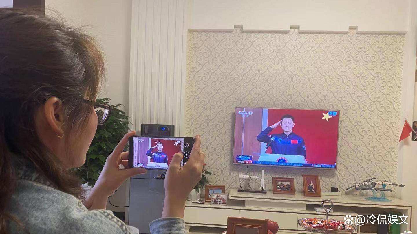 叶光富紧紧拥抱妻子，满眼眷恋，他们夫妻俩的感情有多甜蜜？