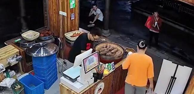 金华一店主见拾荒老人久盯烤红薯立马赠送，获赠后老人有何反应？