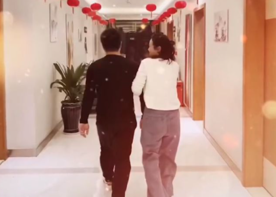 湖南女子偷带男友回家给妈妈惊喜，当时妈妈有何反应？
