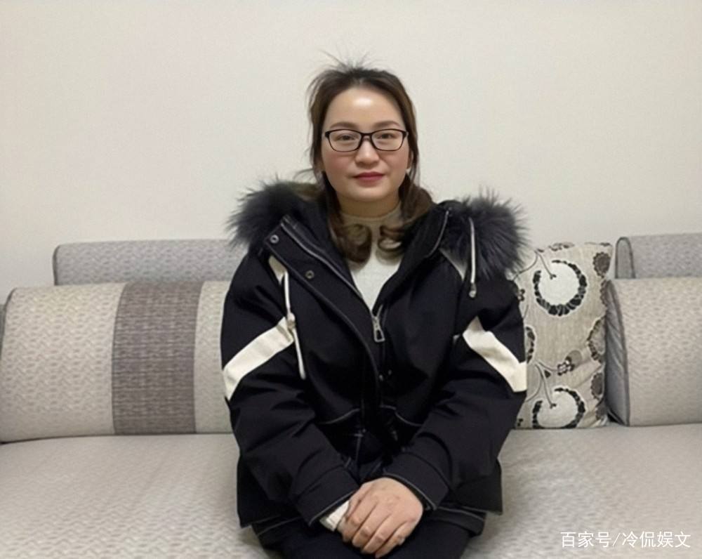 叶光富紧紧拥抱妻子，满眼眷恋，他们夫妻俩的感情有多甜蜜？