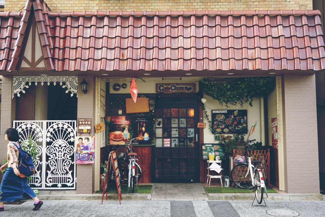 河南一农村小店因店名遭连锁集团起诉，你认为这家小店该怎么办？