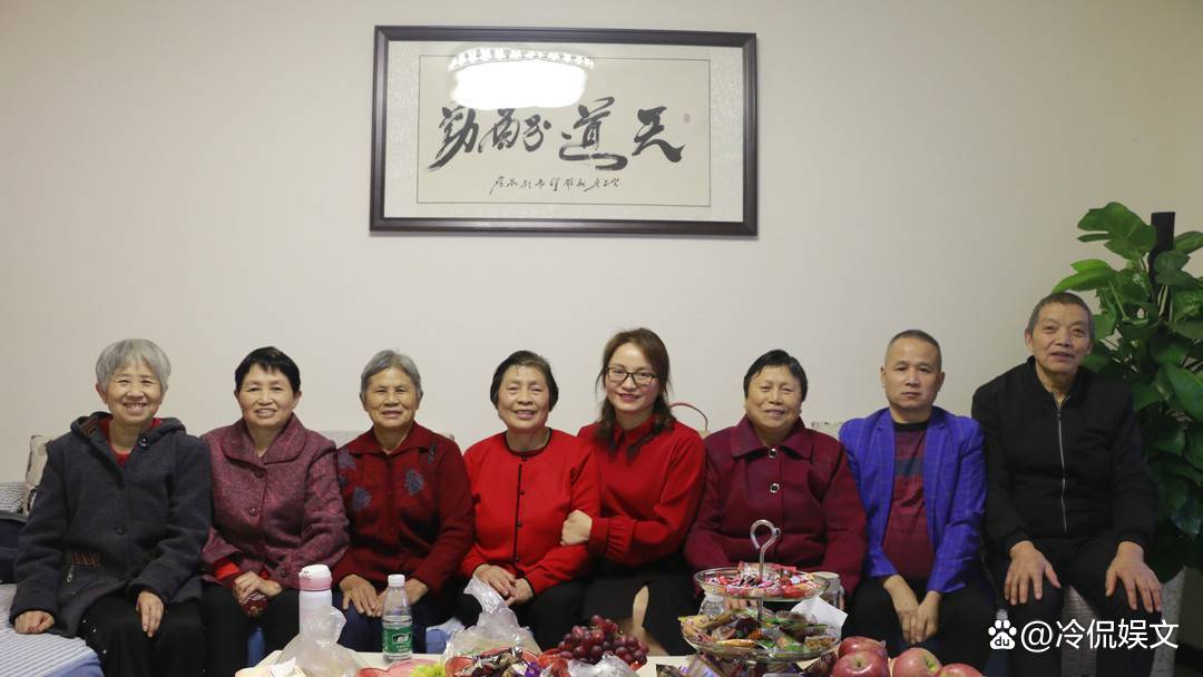 叶光富紧紧拥抱妻子，满眼眷恋，他们夫妻俩的感情有多甜蜜？