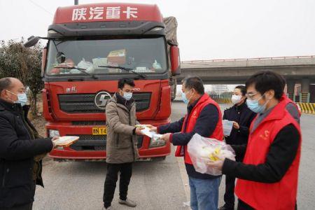 滞沪司机吃10天泡面喂副驾爱犬鸡蛋，狗狗对他来说意味着什么？