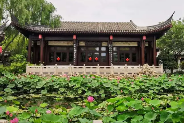 江南九月未摇落,柳青蒲绿稻穗香的意思