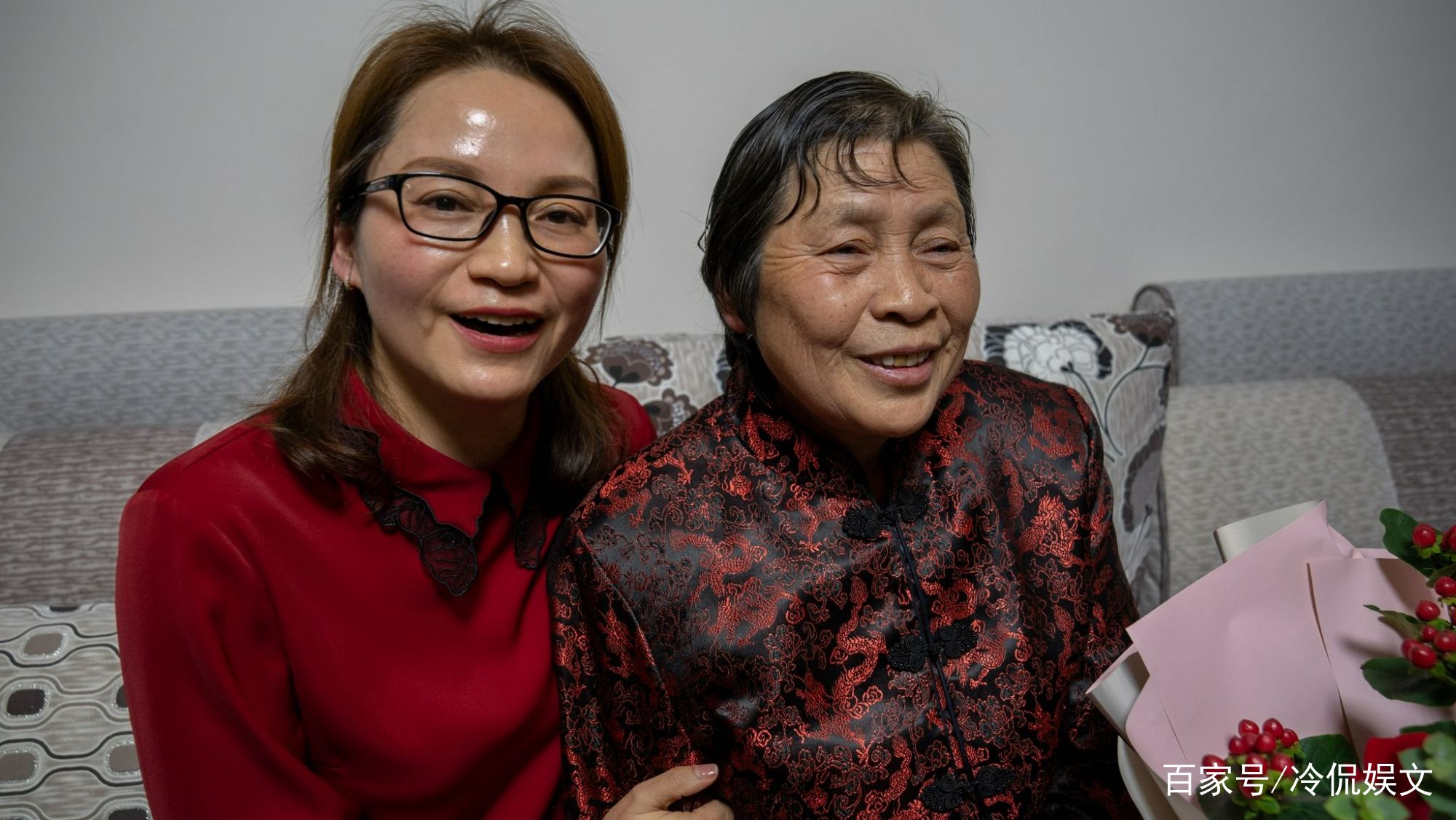 叶光富紧紧拥抱妻子，满眼眷恋，他们夫妻俩的感情有多甜蜜？