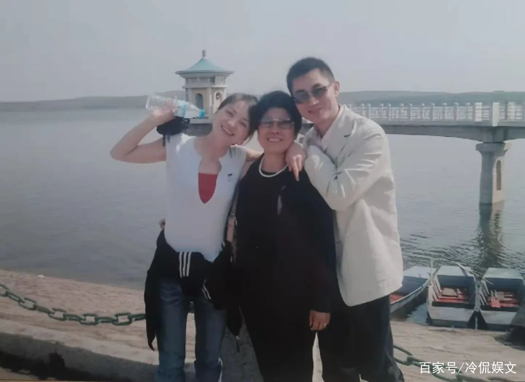叶光富紧紧拥抱妻子，满眼眷恋，他们夫妻俩的感情有多甜蜜？