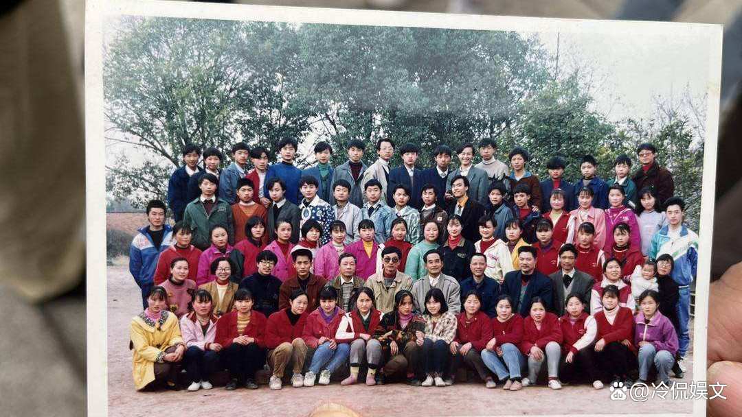 叶光富紧紧拥抱妻子，满眼眷恋，他们夫妻俩的感情有多甜蜜？
