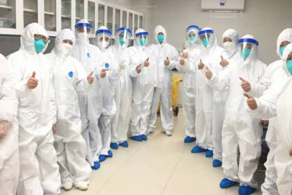 湖北一阳性人员有症状后未主动报备自行就诊，他的行为合法吗？
