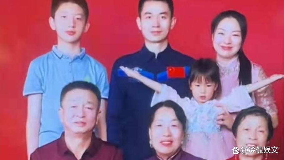 叶光富紧紧拥抱妻子，满眼眷恋，他们夫妻俩的感情有多甜蜜？