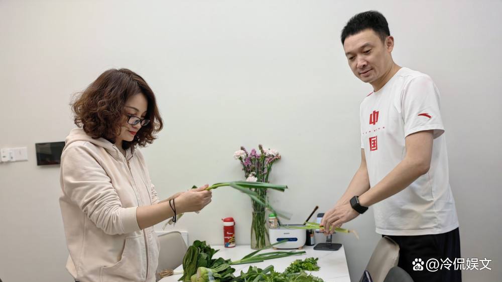 叶光富紧紧拥抱妻子，满眼眷恋，他们夫妻俩的感情有多甜蜜？