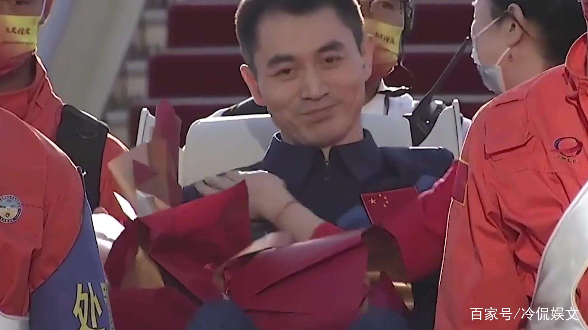 叶光富紧紧拥抱妻子，满眼眷恋，他们夫妻俩的感情有多甜蜜？