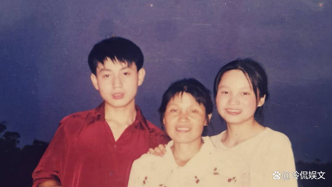 叶光富紧紧拥抱妻子，满眼眷恋，他们夫妻俩的感情有多甜蜜？