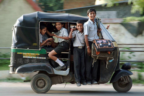 印度首都成群的饥民追赶食品车,印度官方有没有采取相应措施?