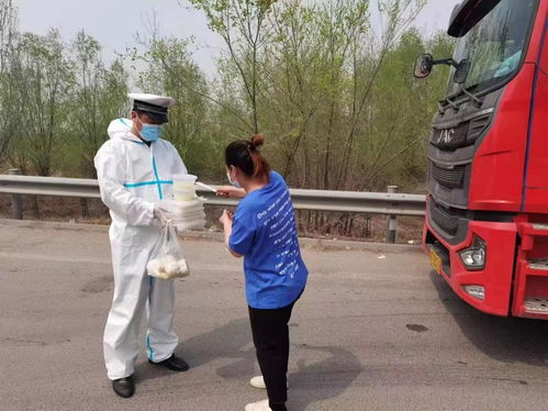 滞沪司机吃10天泡面喂副驾爱犬鸡蛋，狗狗对他来说意味着什么？