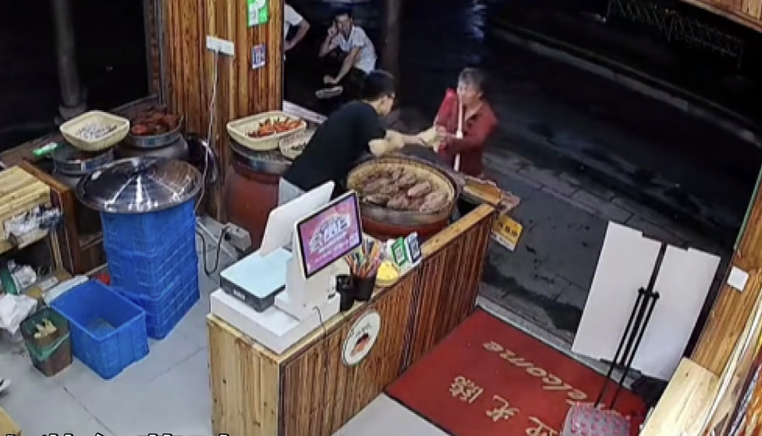 金华一店主见拾荒老人久盯烤红薯立马赠送，获赠后老人有何反应？