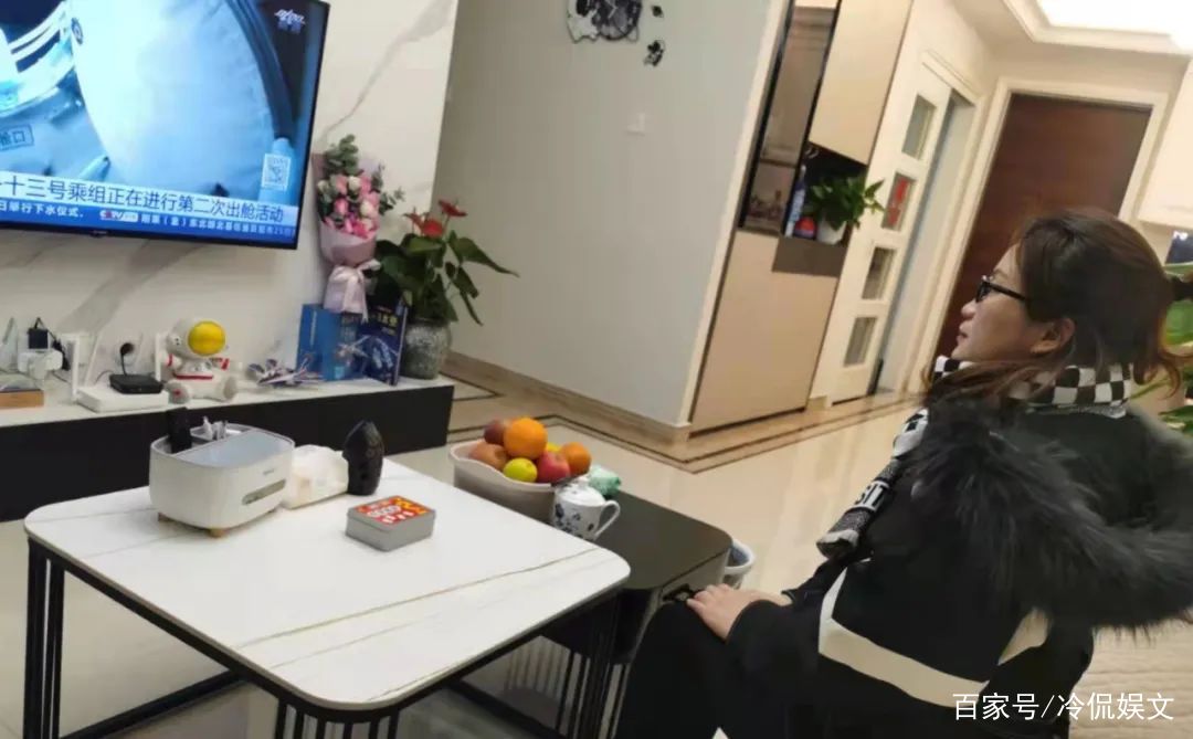 叶光富紧紧拥抱妻子，满眼眷恋，他们夫妻俩的感情有多甜蜜？