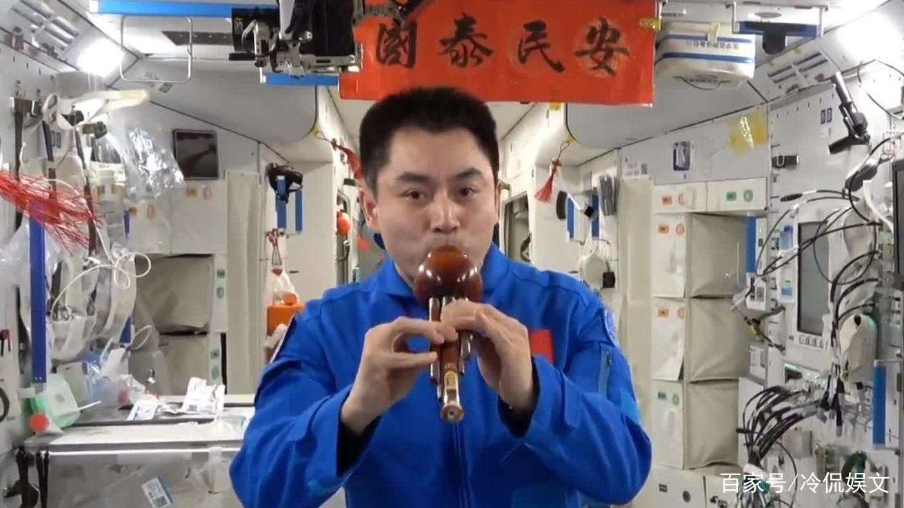 叶光富紧紧拥抱妻子，满眼眷恋，他们夫妻俩的感情有多甜蜜？