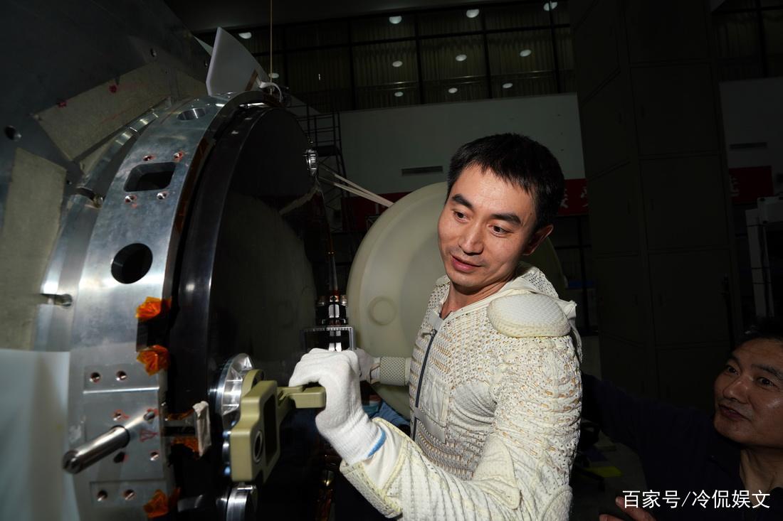 叶光富紧紧拥抱妻子，满眼眷恋，他们夫妻俩的感情有多甜蜜？