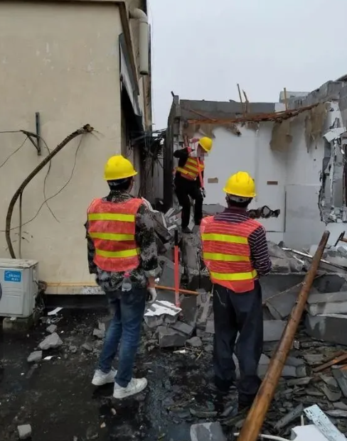 长沙17层楼楼顶“建”了千余平厂房,这样的建设存在哪些安全隐患?