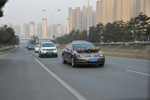 辽宁一婚礼摄像坐后备箱意外坠车，当场昏迷脑后出血严重，目前情况如何？