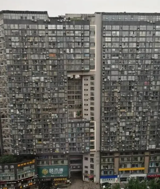 长沙17层楼楼顶“建”了千余平厂房，这样的建设存在哪些安全隐患？