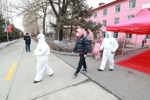 没钱交房租，上海男子欲翻墙送外卖，一线城市的租客有多难？