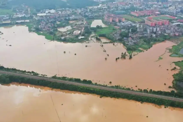 画面可怕！航拍广东英德洪水浸城，当地采取了哪些应对措施？