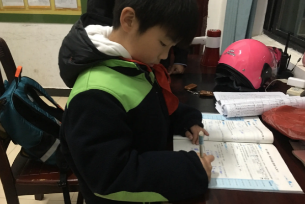 为什么不能坐在叔叔棍子上写作业？