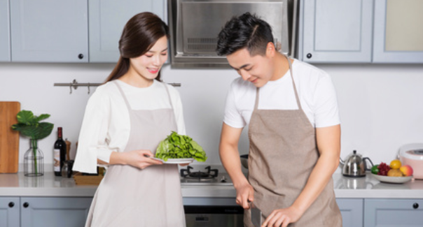 男子学做菜，老婆急得咬牙切齿！老婆为何会有这样的情绪？
