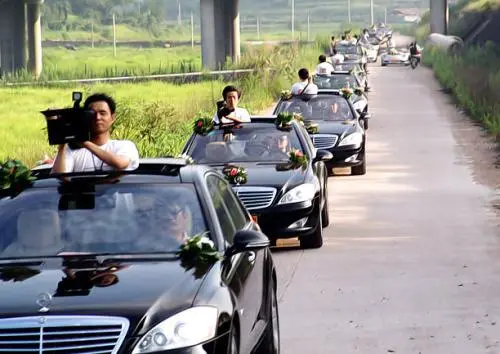 辽宁一婚礼摄像坐后备箱意外坠车，当场昏迷脑后出血严重，目前情况如何？