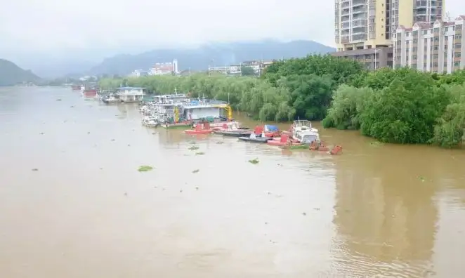 画面可怕！航拍广东英德洪水浸城，当地采取了哪些应对措施？