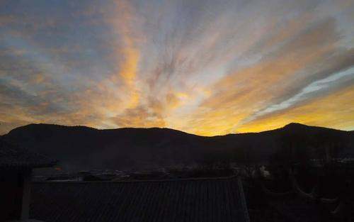 在古诗中“春霞”是什么指什么？