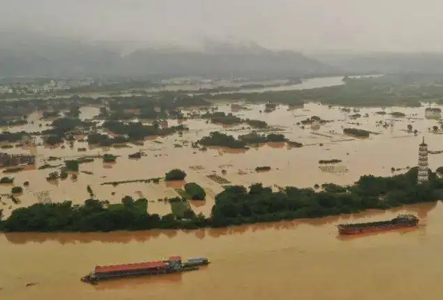 画面可怕！航拍广东英德洪水浸城，当地采取了哪些应对措施？