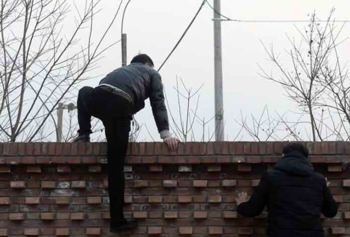 没钱交房租，上海男子欲翻墙送外卖，一线城市的租客有多难？