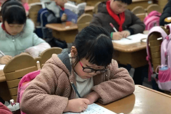 为什么不能坐在叔叔棍子上写作业？