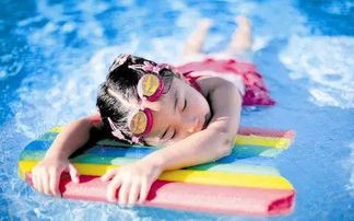 游泳的时候泳衣带子断了怎么办？