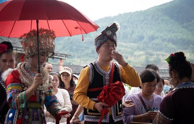 孟晚舟游张家界，喝大碗“拦门酒”，“拦门酒”在当地代表什么意思？