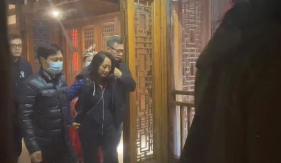 孟晚舟游张家界，喝大碗“拦门酒”，“拦门酒”在当地代表什么意思？