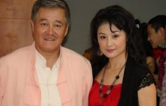 谢大脚扮演者是于月仙,可是赵本山的媳妇叫马丽娟啊,这不是亲姐俩,怎么自称赵本山的小姨子呢