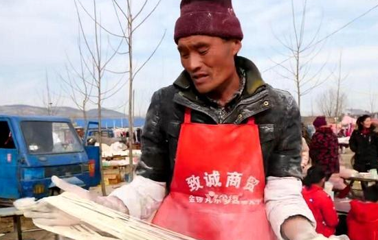 拉面哥妻子在面摊因低血糖晕倒,你怎样看待这种普通人爆火的现象?