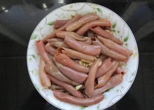 一女子连夜开车400里到烟台捞海肠！海肠怎么做才好吃？