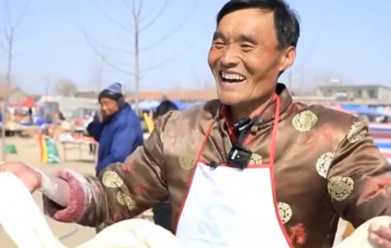 拉面哥妻子在面摊因低血糖晕倒,你怎样看待这种普通人爆火的现象?