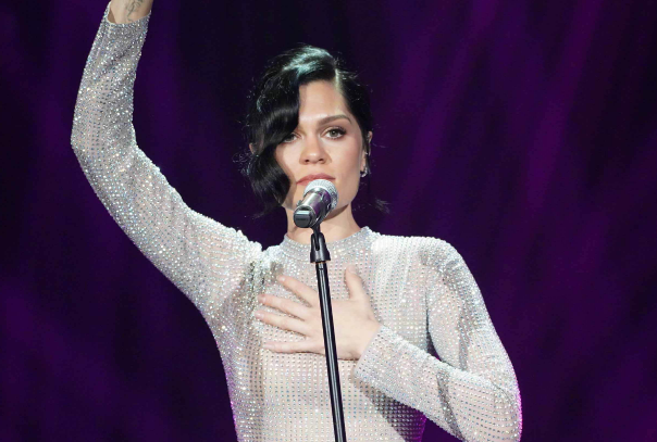 结石姐JessieJ在演出中感染新冠,她有哪些经典代表作?