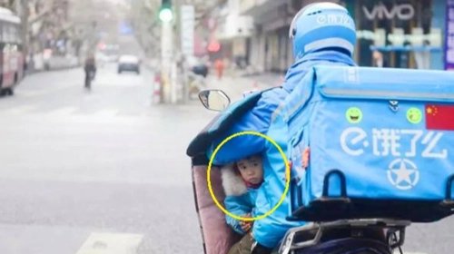 父亲带娃送外卖，孩子赤脚在外卖箱里熟睡，他的生活为何如此艰苦？