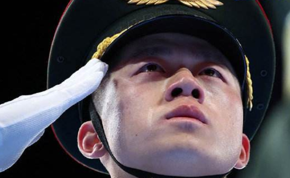 冬奥闭幕式旗手脸上挂着泪痕,你认为他当时的感受是怎样的?