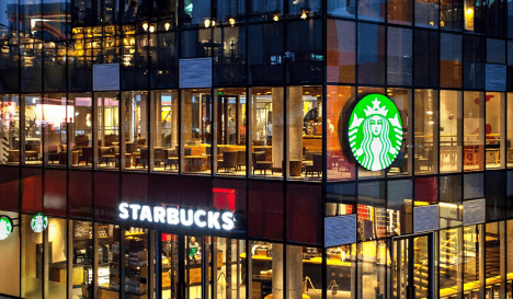 星巴克又双叒叕上热搜，消费者喝出咖啡机零件，食品安全为何屡出问题？