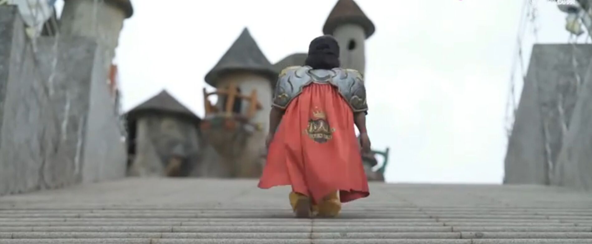 63个袖珍人在景区表演谋生，为什么会有袖珍人的存在？