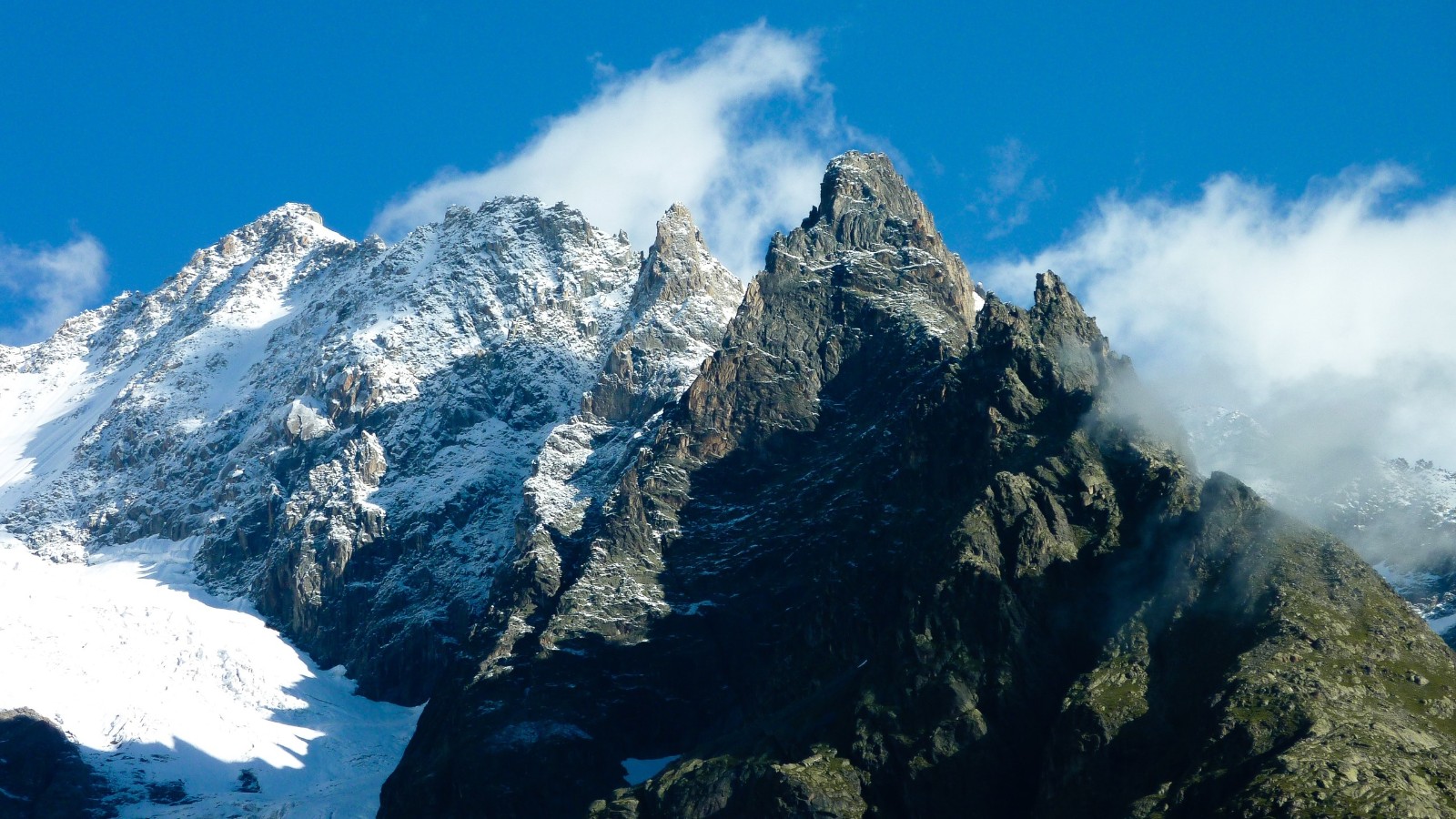 两座山峰肩并肩是什么生肖